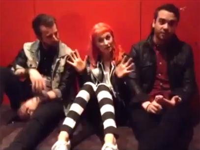 Sentados no chão, Paramore gravou vídeo que divulga turnê sul-americana Foto: YouTube / Reprodução