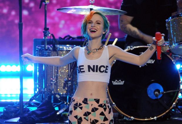 hayley-williams-performs-at-american-idol-may-2014_1